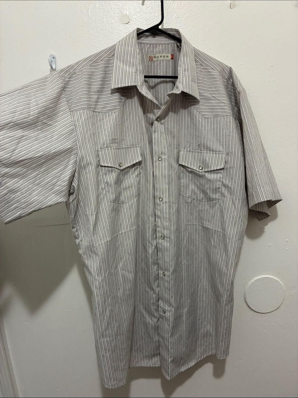 Roper Men’s Short Sleeve Button-Down Shirt in Light Gray and White Stripes